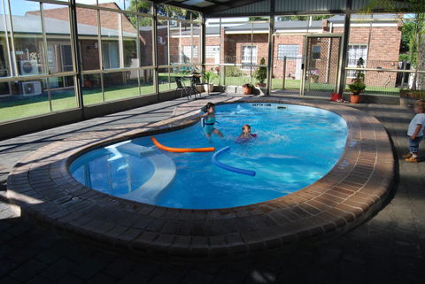 Arkana Motor Inn & Terrace Apartments - Pubs and Clubs 2