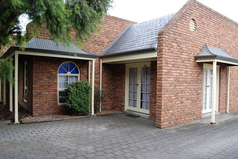 Arkana Motor Inn & Terrace Apartments - Pubs and Clubs 13