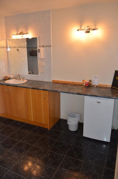 Arkana Motor Inn & Terrace Apartments - Pubs and Clubs 37