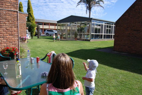 Arkana Motor Inn & Terrace Apartments - Pubs and Clubs 25