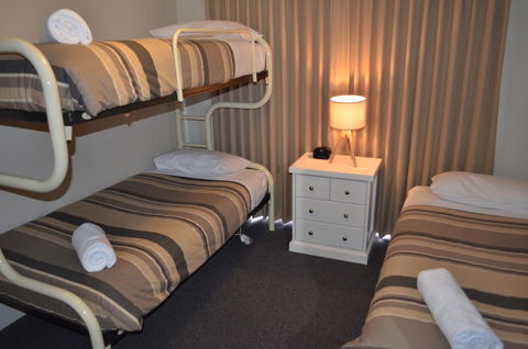 Arkana Motor Inn & Terrace Apartments - Pubs and Clubs 10