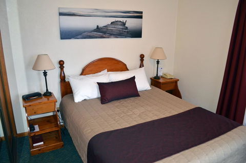 Arkana Motor Inn & Terrace Apartments - Pubs and Clubs 14