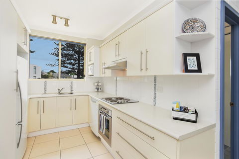 The Dolphins Beachfront Apartments - Go Out 12