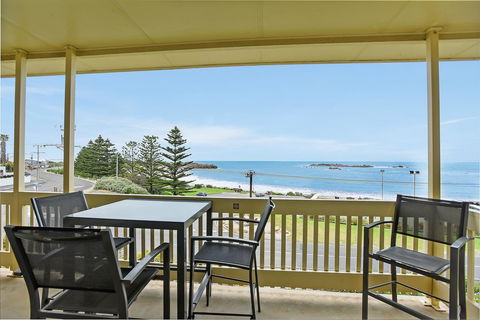 The Dolphins Beachfront Apartments - Go Out 9