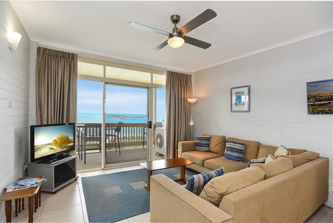 The Dolphins Beachfront Apartments - Go Out 13