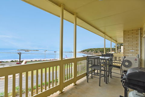 The Dolphins Beachfront Apartments - Go Out 10