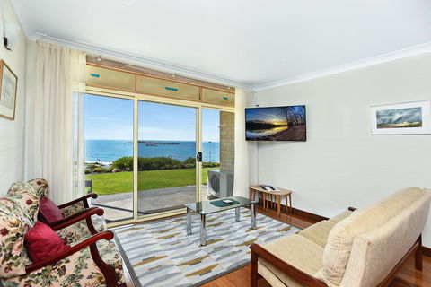 The Dolphins Beachfront Apartments - Go Out 7