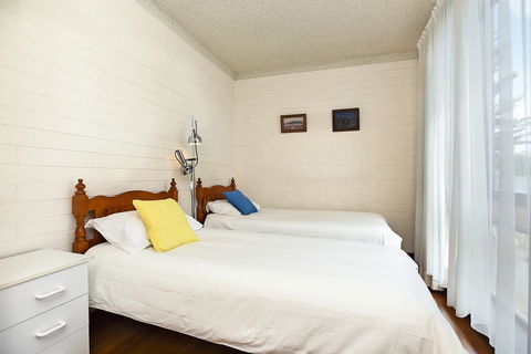 The Dolphins Beachfront Apartments - Go Out 8