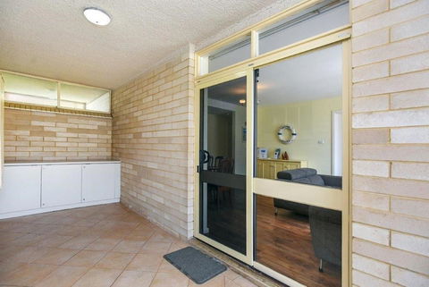 The Dolphins Beachfront Apartments - Go Out 3
