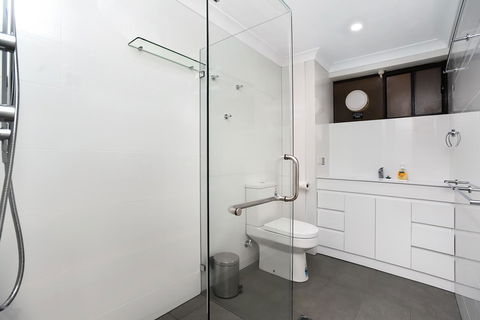 The Dolphins Beachfront Apartments - Go Out 2