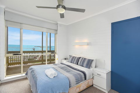 The Dolphins Beachfront Apartments - Go Out 14