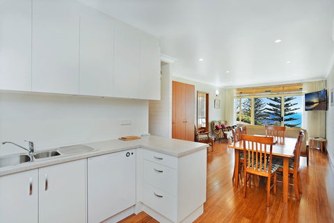 The Dolphins Beachfront Apartments - Go Out 4