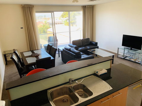 Ensenada Motor Inn And Suites - Pubs and Clubs 24