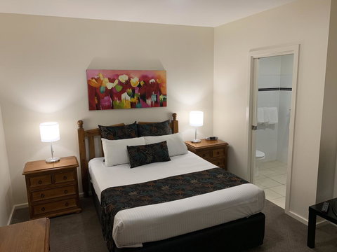 Ensenada Motor Inn And Suites - Pubs and Clubs 22