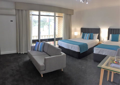 Ensenada Motor Inn And Suites - Pubs and Clubs 2