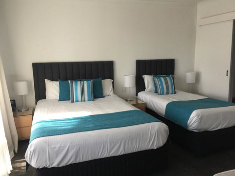 Ensenada Motor Inn And Suites - Pubs and Clubs 7