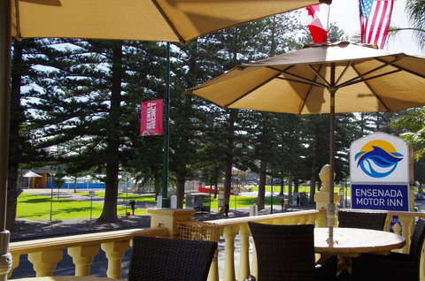 Ensenada Motor Inn And Suites - Pubs and Clubs 5