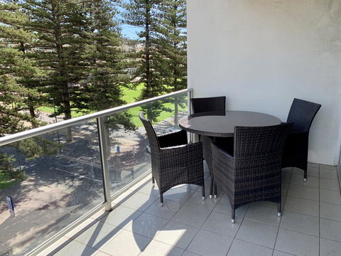 Ensenada Motor Inn And Suites - Pubs and Clubs 43