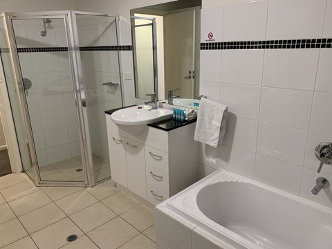 Ensenada Motor Inn And Suites - Pubs and Clubs 25