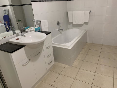 Ensenada Motor Inn And Suites - Pubs and Clubs 27