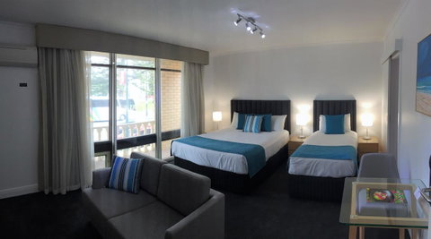 Ensenada Motor Inn And Suites - Pubs and Clubs 9