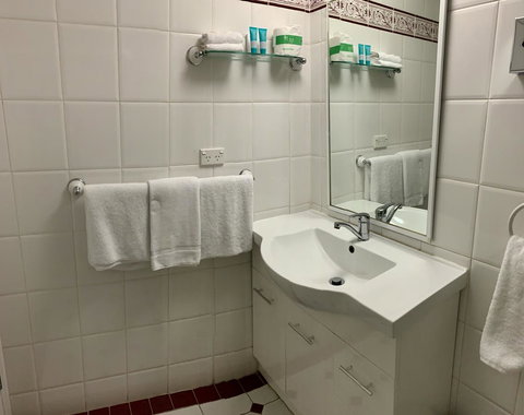 Ensenada Motor Inn And Suites - Pubs and Clubs 6