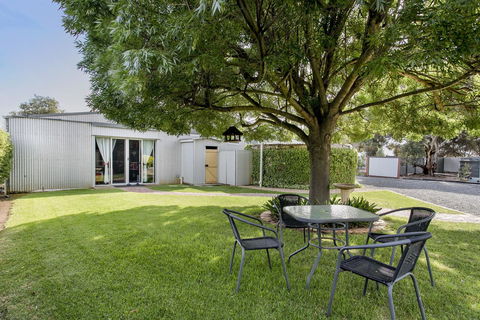 Barossa Retro BnB - Pubs and Clubs 3