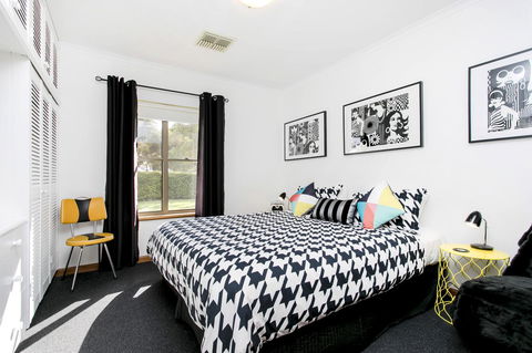 Barossa Retro BnB - Pubs and Clubs 10