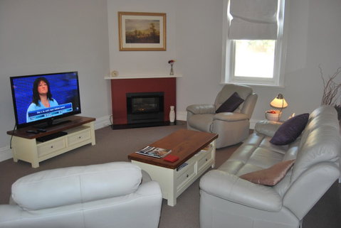 Jacaranda Cottage - Go Out 2