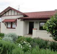 Mataro Cottage - Pubs and Clubs