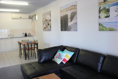 Seaview Sunset Holiday Apartments - Pubs and Clubs 8