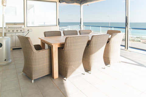 Seaview Sunset Holiday Apartments - Pubs and Clubs 5