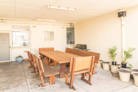 Seaview Sunset Holiday Apartments - Pubs and Clubs 7