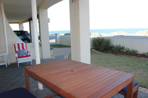 Seaview Sunset Holiday Apartments - Pubs and Clubs 18