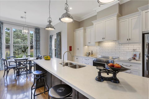 Grandview Accommodation - The Elm Tree Apartments - Pubs and Clubs 15