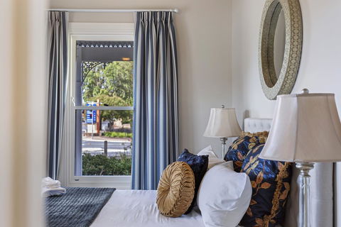 Grandview Accommodation - The Elm Tree Apartments - Pubs and Clubs 11