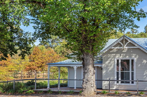 Grandview Accommodation - The Elm Tree Apartments - Pubs and Clubs 1