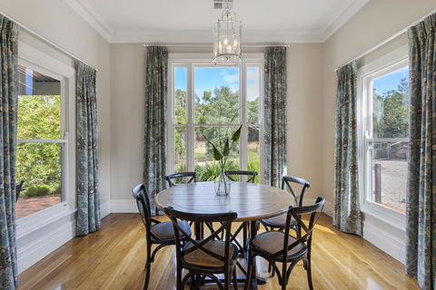 Grandview Accommodation - The Elm Tree Apartments - Pubs and Clubs 7