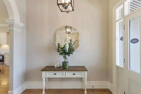 Grandview Accommodation - The Elm Tree Apartments - Pubs and Clubs 23