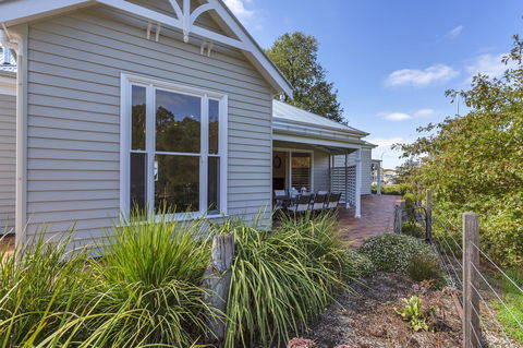 Grandview Accommodation - The Elm Tree Apartments - Pubs and Clubs 24