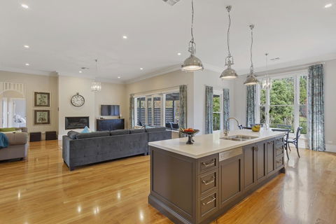 Grandview Accommodation - The Elm Tree Apartments - Pubs and Clubs 17