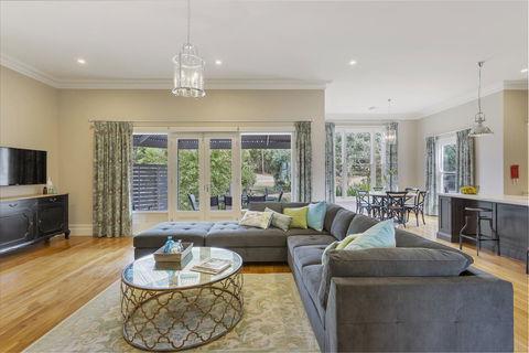 Grandview Accommodation - The Elm Tree Apartments - Pubs and Clubs 4