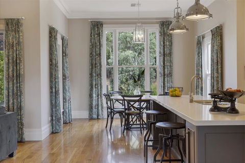 Grandview Accommodation - The Elm Tree Apartments - Pubs and Clubs 3