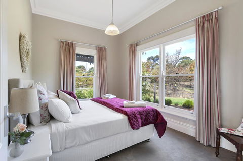 Grandview Accommodation - The Elm Tree Apartments - Pubs and Clubs 12