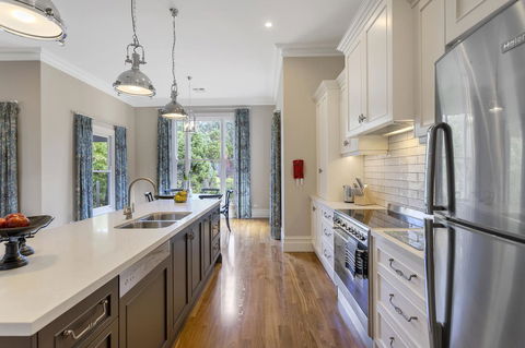 Grandview Accommodation - The Elm Tree Apartments - Pubs and Clubs 14