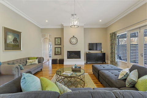 Grandview Accommodation - The Elm Tree Apartments - Pubs and Clubs 16