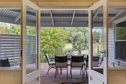 Grandview Accommodation - The Elm Tree Apartments - Pubs and Clubs 18