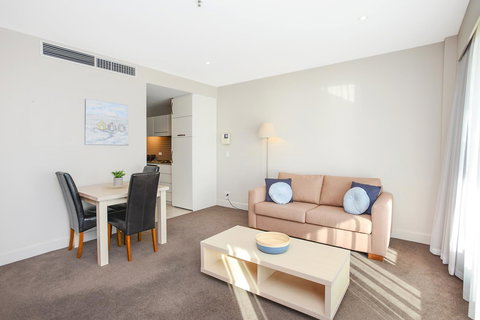 Pier Luxury Apartments - Pubs and Clubs 11