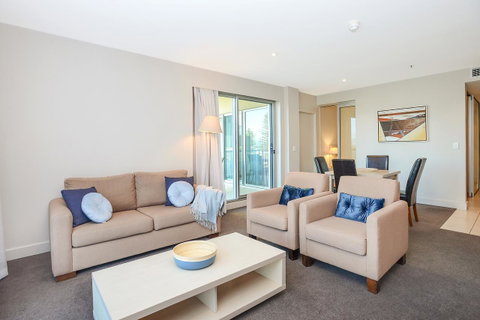 Pier Luxury Apartments - Pubs and Clubs 24