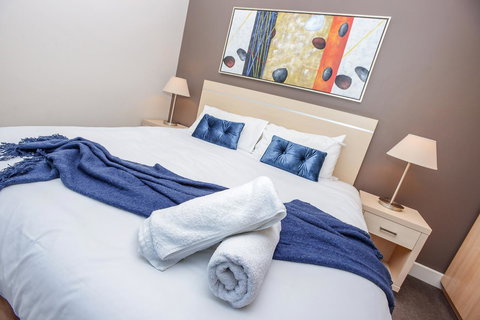 Pier Luxury Apartments - Pubs and Clubs 27